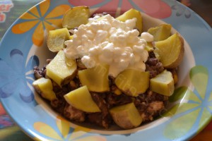 Pečená brambora chilli con carne se sladkou kukuřicí a krůtím masem
